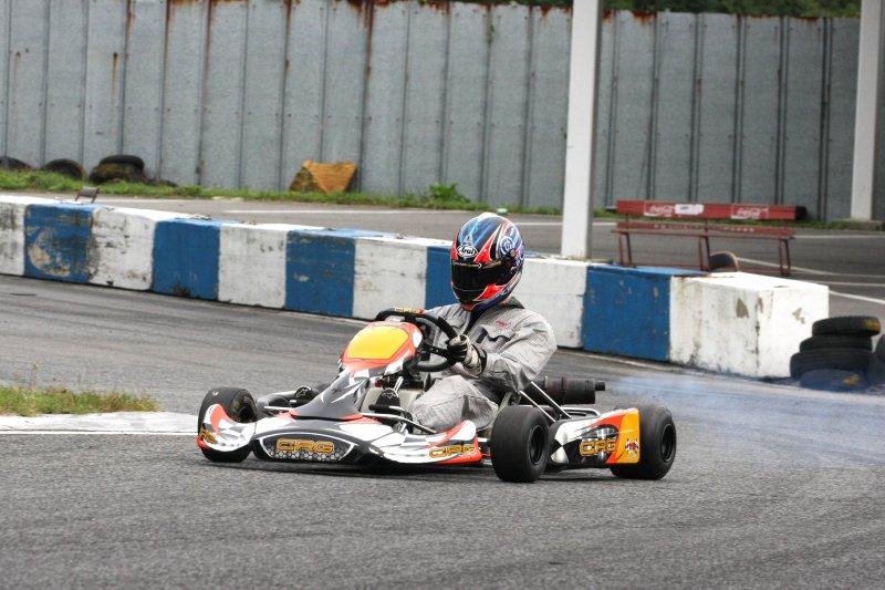 時速100kmも出るというレーシングカート。地面すれすれを走るためスリル満点。