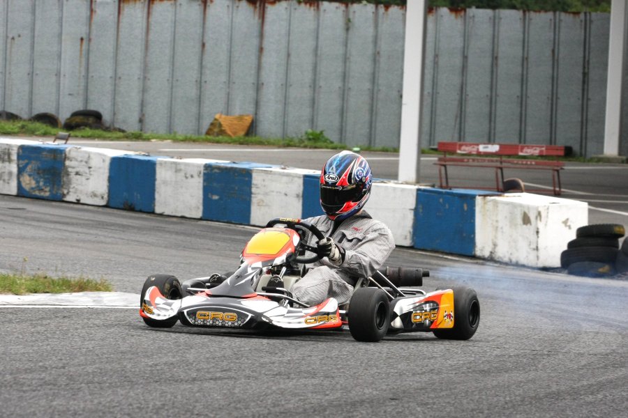 時速100kmも出るというレーシングカート。地面すれすれを走るためスリル満点。