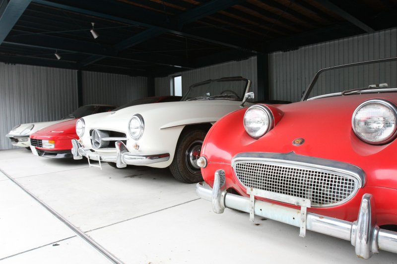 敷地内のガレージにはマニアにはたまらないクラシックカーが展示されている。