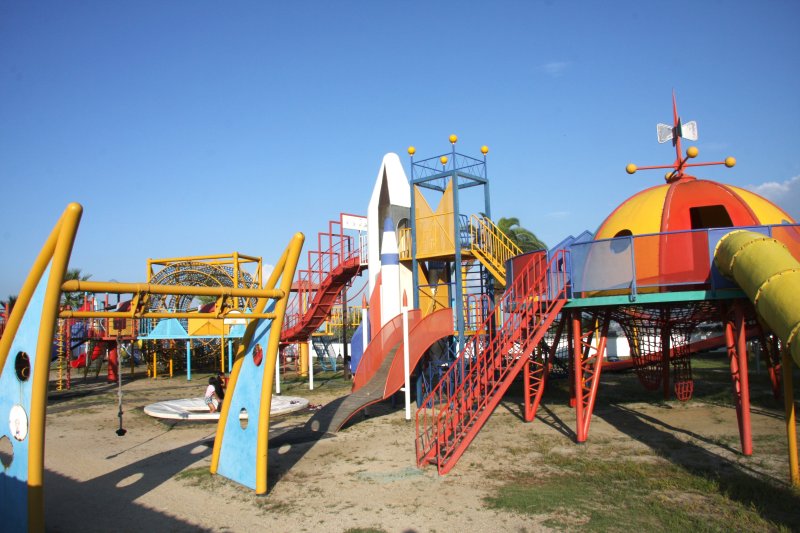 カラフルな遊具広場には、様々な遊具がたくさんあり、遊園地のような雰囲気さえ感じさせる。