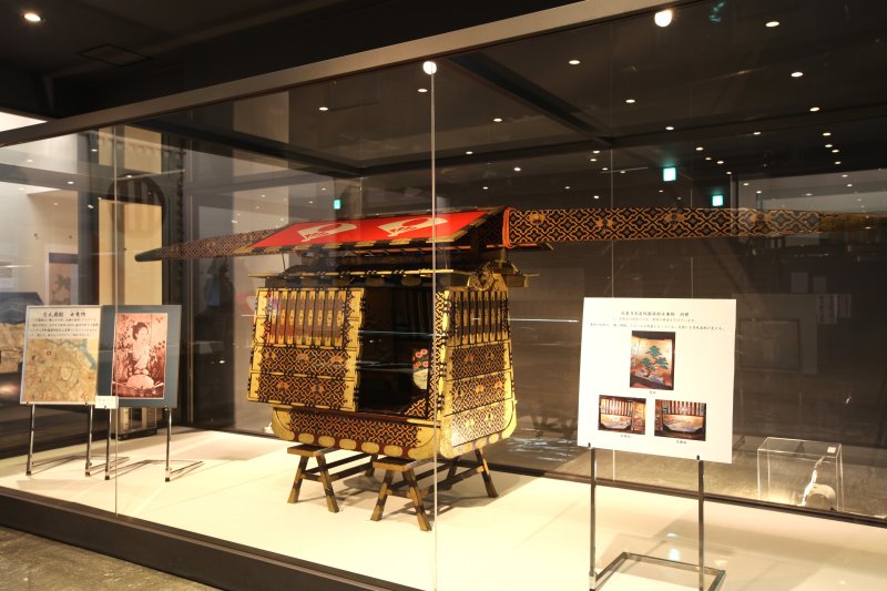 藩主夫人佳姫が輿入れの際使用した「花菱月丸扇紋散蒔絵女乗物」と呼ばれる乗り物など、宇和島伊達家の歴史ある婚礼道具も多数展示。