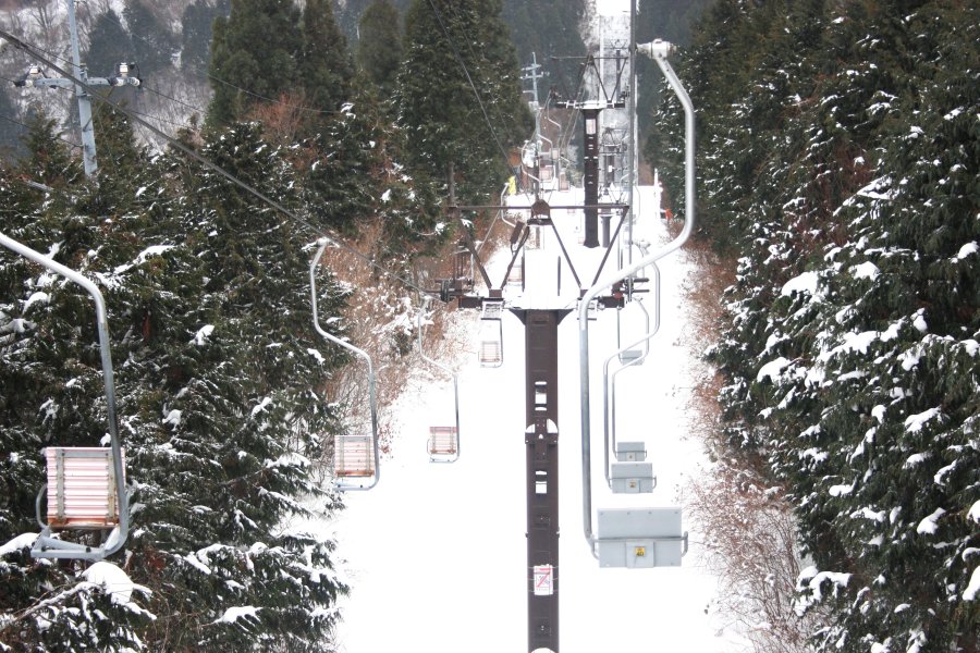 ゲレンデへと続くリフトからは雪化粧した美しい自然を一望することができる。
