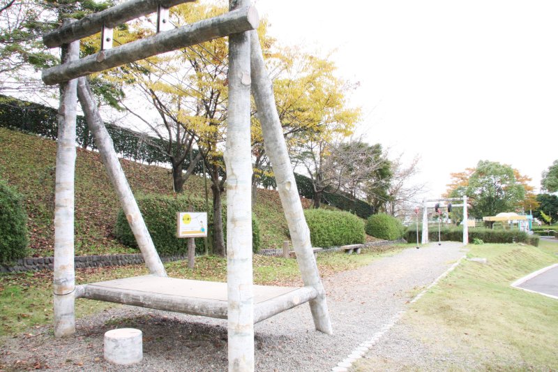 木材で造られた遊具は、子供に遊具で遊ぶ楽しさだけでなく、木の温もりなども伝えてくれる。