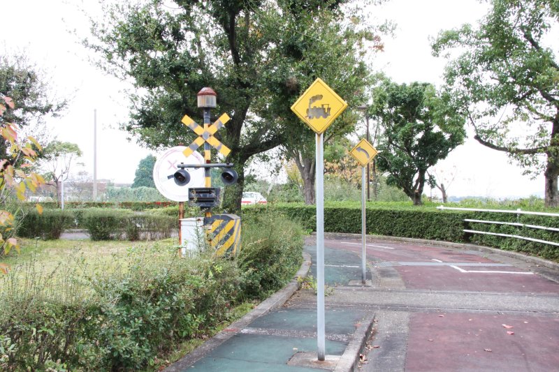 公園内には交通広場という線路や信号、道路を真似た広場があり、遊びながら交通ルールを学ぶことができる。