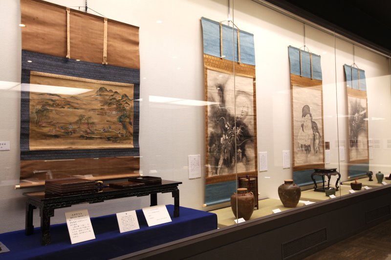 宇和島伊達家に伝わる掛軸や壷など多数の文化財があり、狩野常信筆の龍を描いた掛軸も収蔵されている。