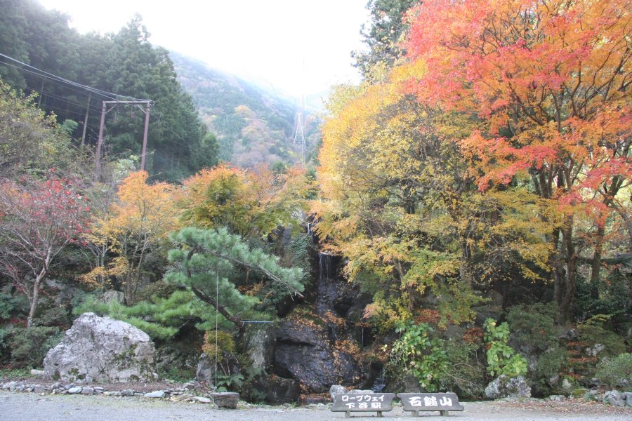 紅葉が美しい下谷駅裏には見事な滝がある。