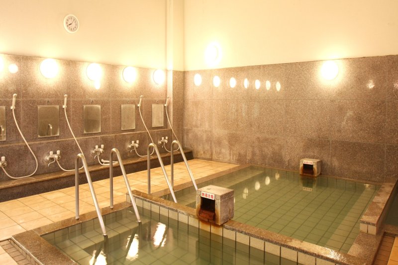 浴槽が3つに仕切られた大浴場は3段階の温度に分かれており、一番冷たい冷鉱泉は源泉を沸かさずそのままかけ流しになっている。