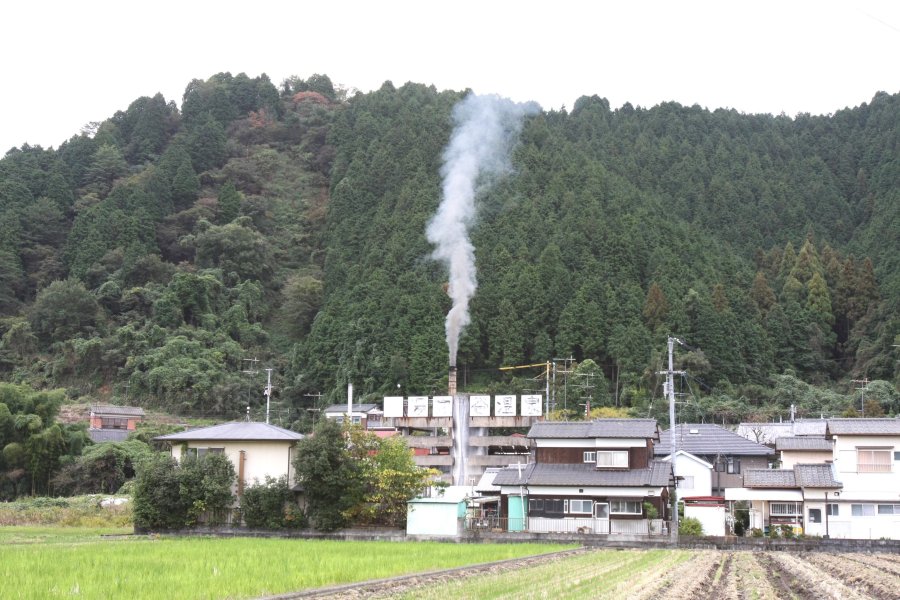 温泉を沸かすのに薪を使用しており、煙突からモクモクと出る煙はシンボル的存在。