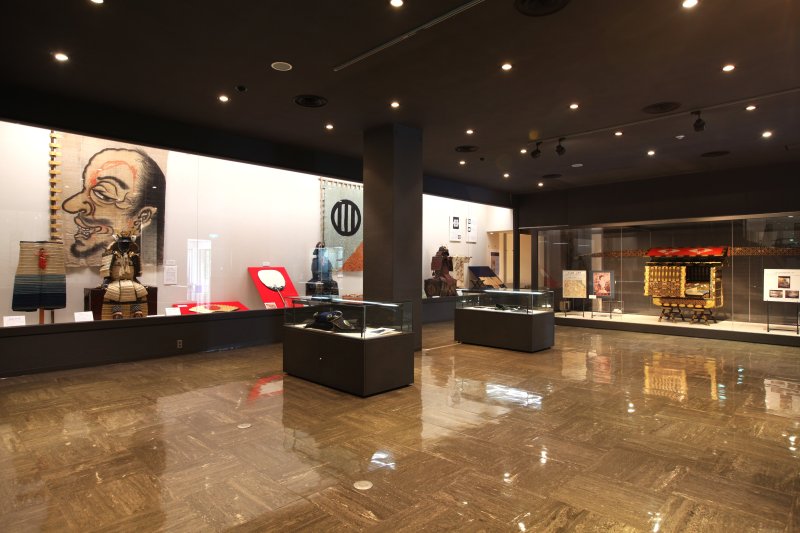広々とした館内にはここでしか観られない歴史的貴重な品々が、多数展示保管されている。