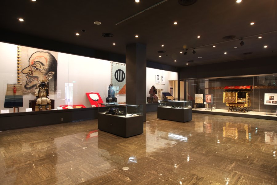 広々とした館内にはここでしか観られない歴史的貴重な品々が、多数展示保管されている。