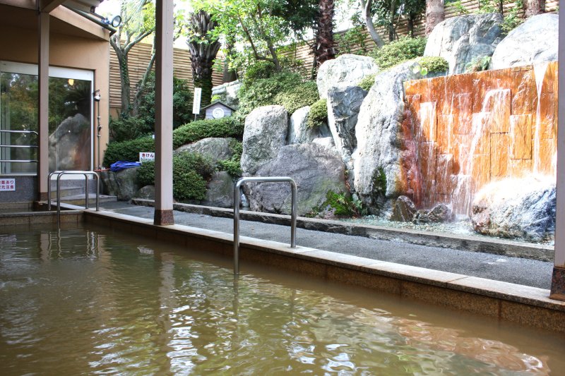 日本庭園を楽しみながら浸かることができる露天風呂。毎日600tを超える湧出量を誇る豊富な源泉をふんだんに使用している。