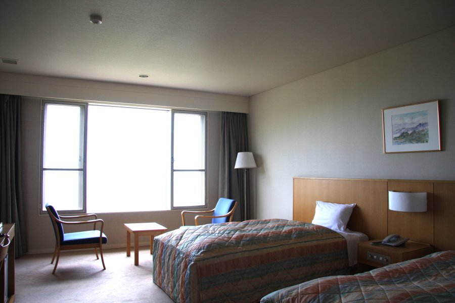 全室オーシャンビューの宿泊部屋からは、瀬戸内海が一望できる。