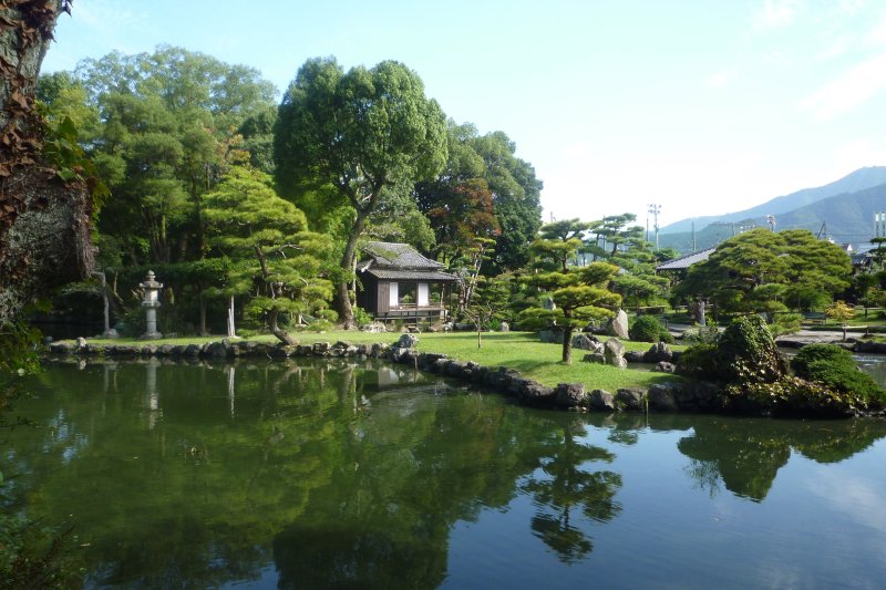 昭和43年に「名勝」の国指定を受けた、日本庭園の集大成ともいわれる池泉廻遊式（ちせんかいゆうしき）庭園。