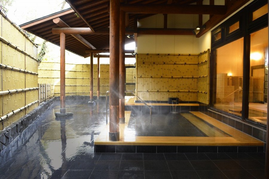 木の香りとぬくもりで、リラックスできる檜風呂。