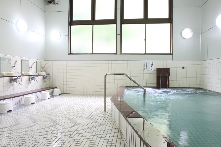 天井が高く広々とした大浴場には、疲労回復や関節痛に効果があるとされている良質なお湯がたっぷりと張られている。