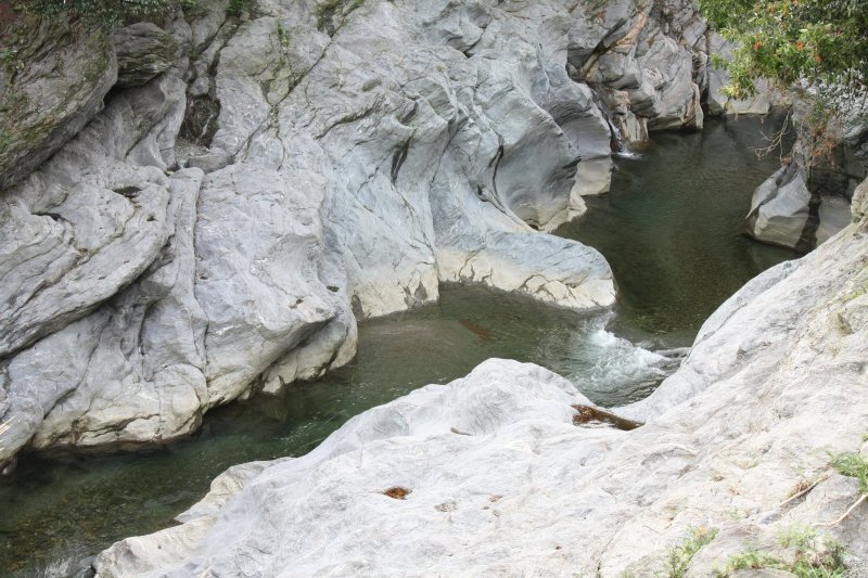 「伊予の青の洞門」と呼ばれる劈巌透水路が温泉のすぐ側を通っており、せせらぎを聴きながら渓谷散策も満喫できる。
