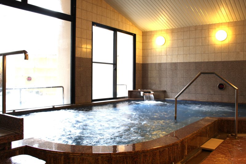 ぬるりとしたお湯が特徴的なお湯は、神経痛や関節痛などに効果があると言われており、多くの地元住民に親しまれている。