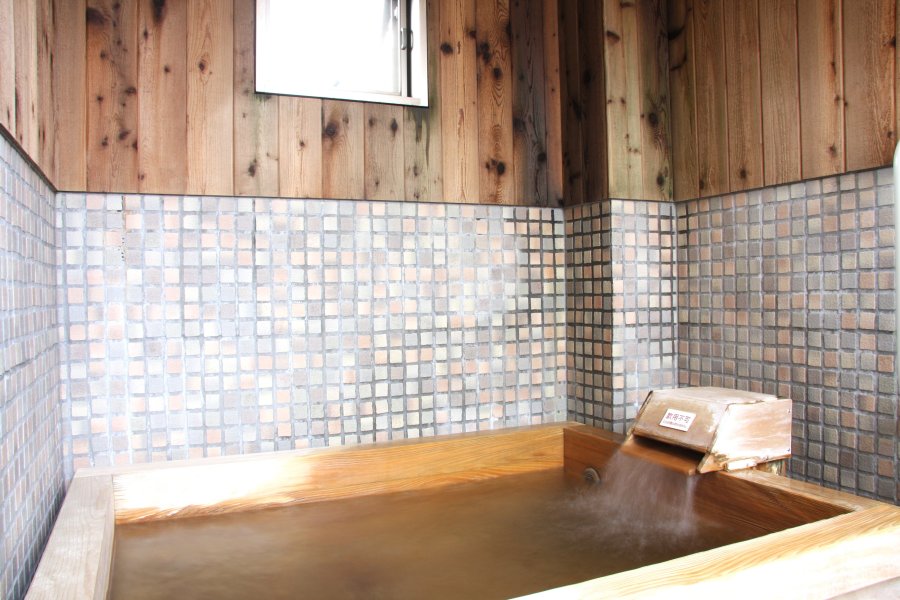 家族風呂の湯船は木でできており、大浴場とはまた違った癒しの温泉を堪能することができる。