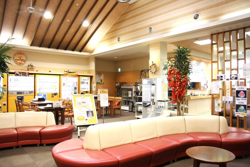 解放感に満ち溢れたロビー。様々な飲食物も販売しており、ゆったりとした時間を満喫することができる。