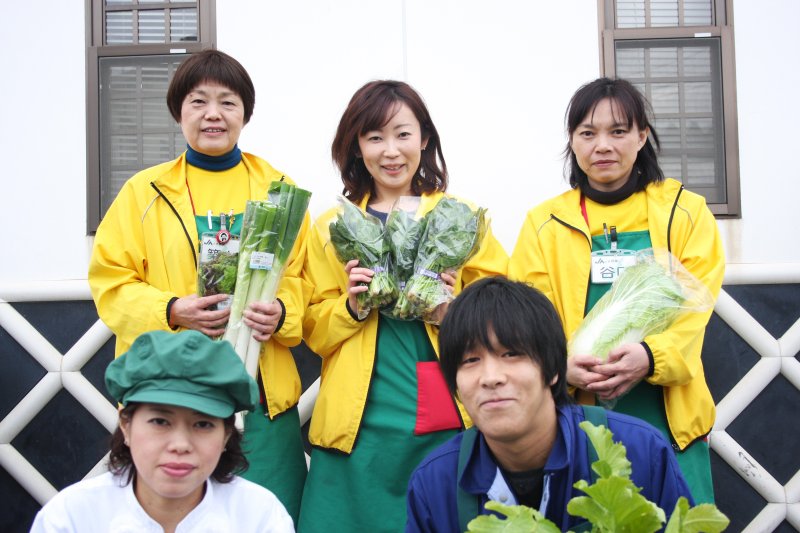 朝一番で収穫された野菜は「どれもみずみずしくて美味しい！」とスタッフ一押し。