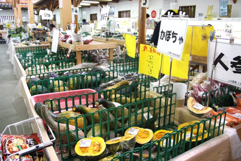 旬の野菜が所狭しと並べられている。新鮮な野菜を購入するなら午前中がおすすめ。