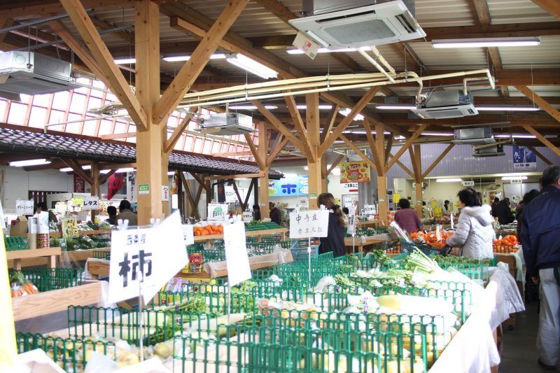 野菜が豊富に取り揃えられた店内には、新鮮・安価ということで連日主婦などが足を運ぶ。
