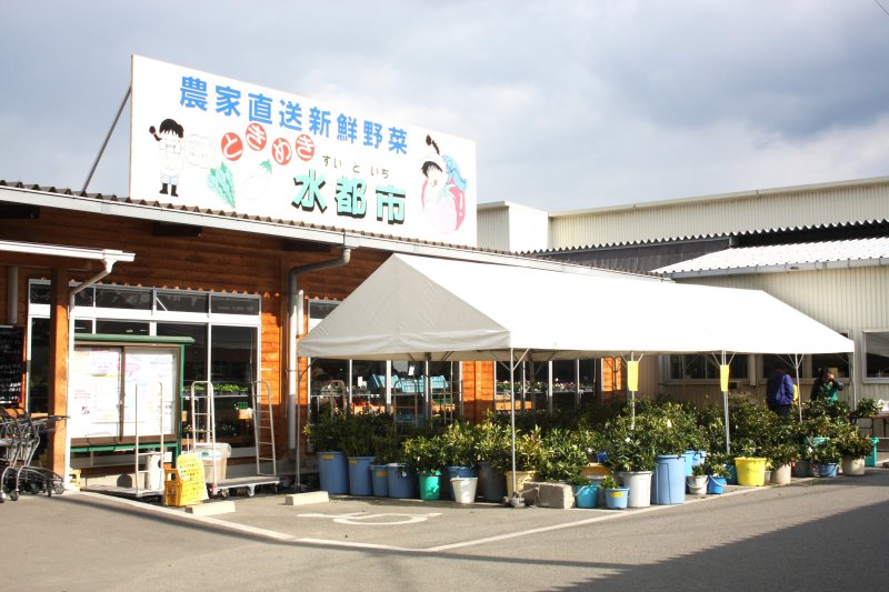 店の外には花や植物も販売しており、フローラルな香りがほのかに漂う。
