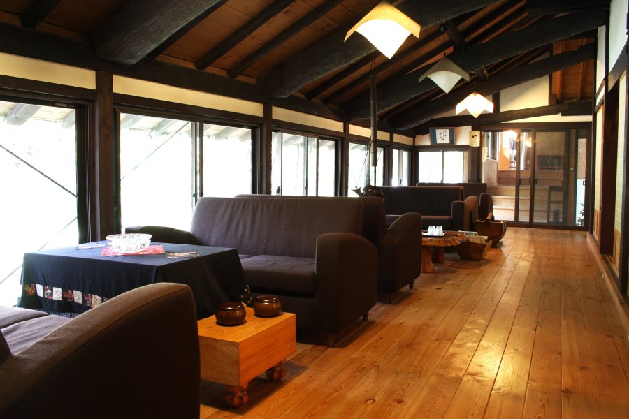 本館の廊下にはソファーが置かれており、湯上りにくつろぐことができる。