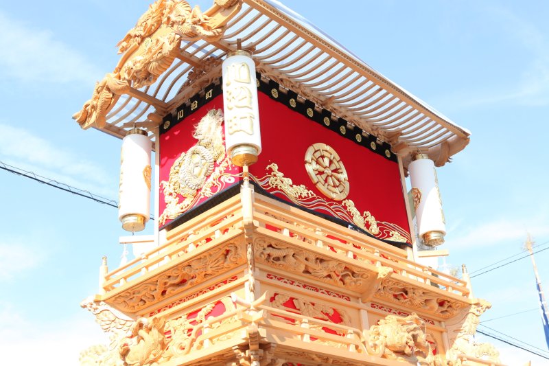 屋台全体に様々な彫刻や装飾が施され、絢爛豪華な造りになっている。