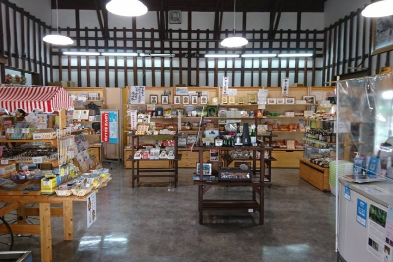 西条市内で取り寄せた物産品や土産品、ここだけにしかない鉄道オリジナルグッズも販売している。
