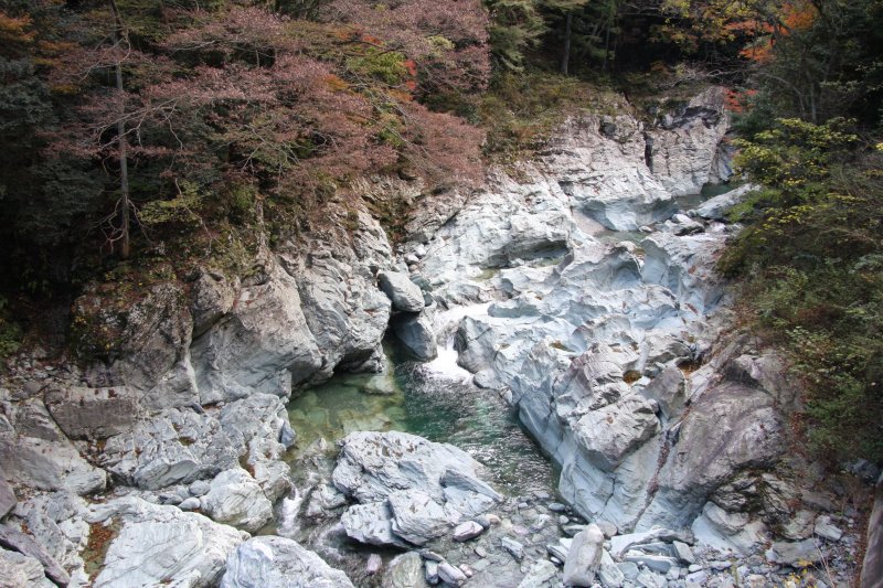奇岩の間を濁り一つない清流が流れている。まさに自然が造りだした芸術。