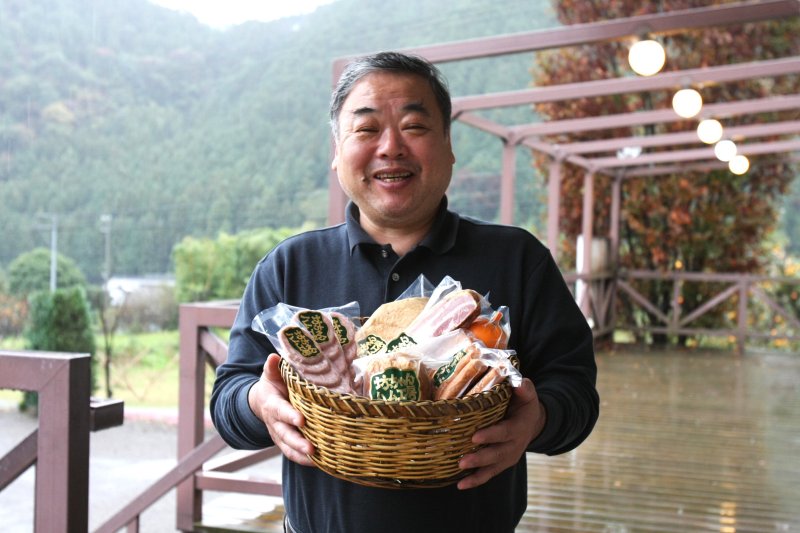 併設の坊っちゃんハム工房で、安心・安全にこだわり手作りされたソーセージやハムは土産にも最適。