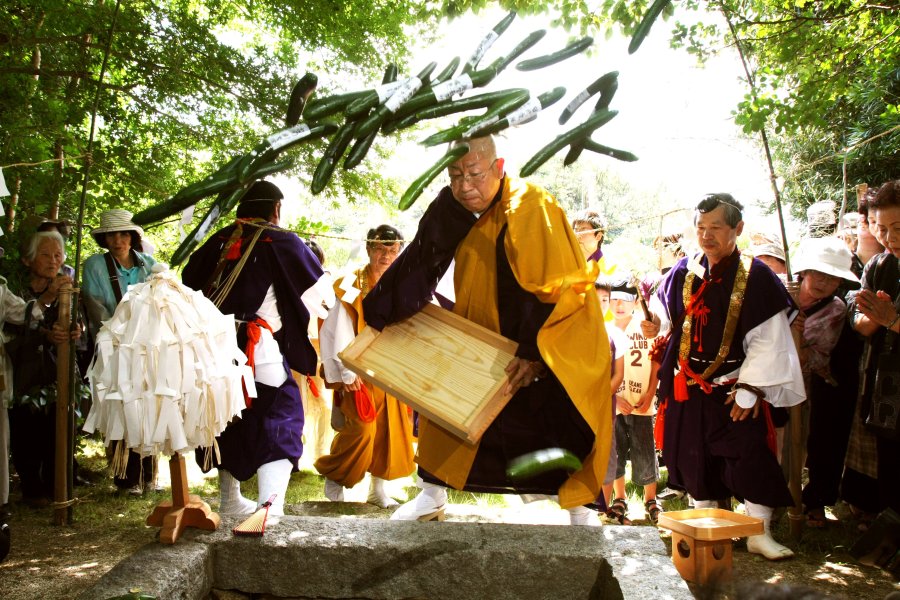 約6千本もの胡瓜が祈祷され、境内にある穴に投げ込まれる様は圧巻。胡瓜が土に還ることで願いが叶うとされている。
