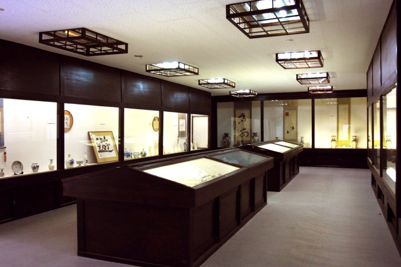 老舗の窯元が集めた、砥部焼を語る上で貴重な品々を展示している。