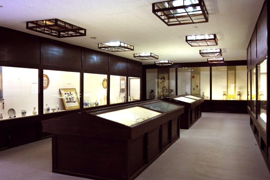 老舗の窯元が集めた、砥部焼を語る上で貴重な品々を展示している。