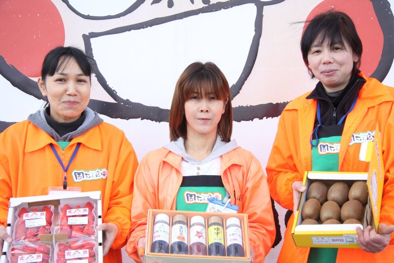 旬で新鮮な農産物やオリジナル商品は、スタッフも胸を張るほどの人気ぶり。