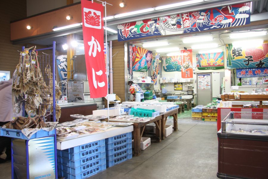 鮮魚コーナーは水揚げしたばかりの新鮮な魚などを取り揃えており、主婦いち押しコーナーの一つとなっている。