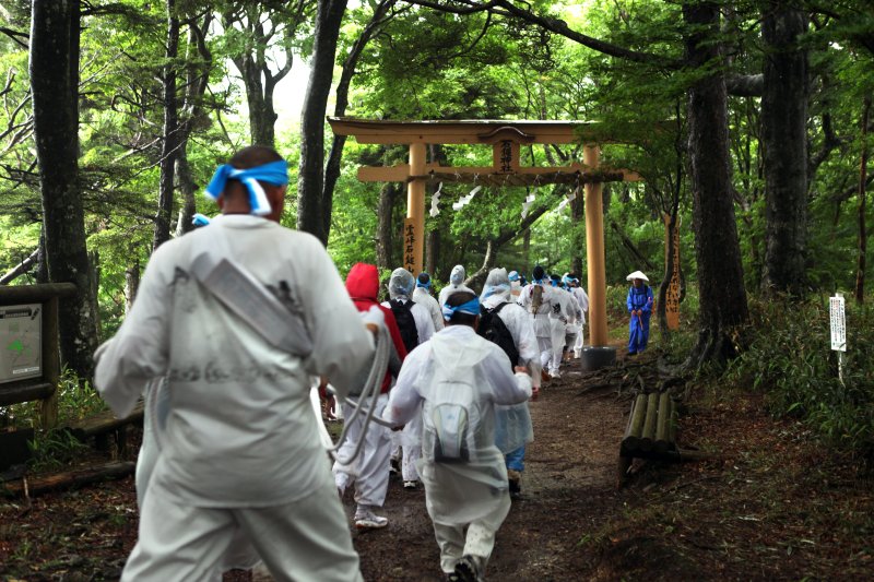 信者たちは先頭から最後尾まで一本のロープを手に頂上を目指す。