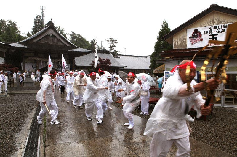 勇ましいかけ声とともに成就社を出発し、いよいよ大祭の火ぶたが切って落とされる。