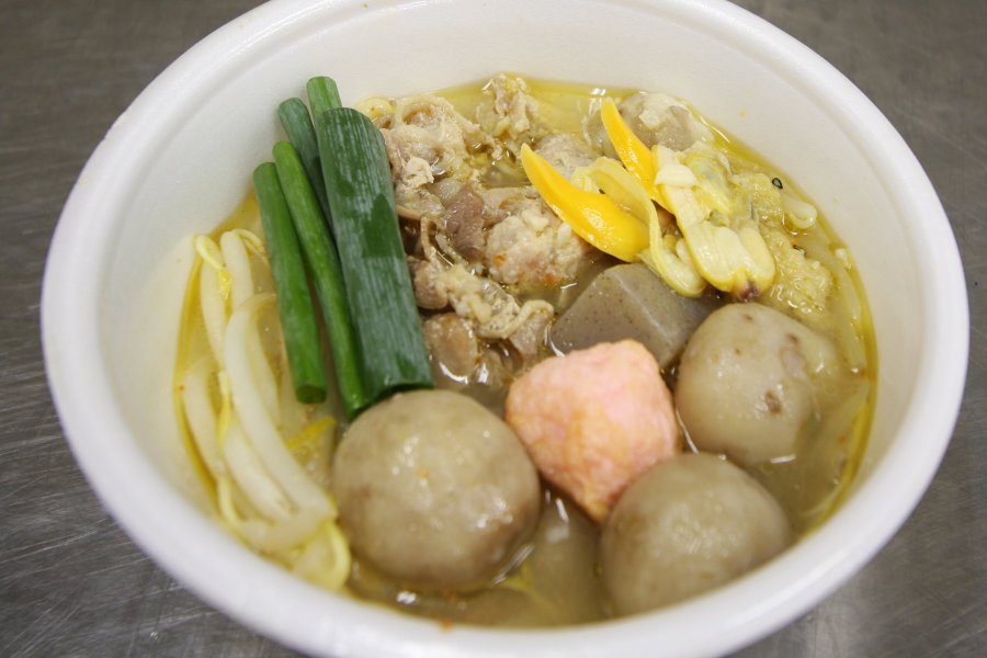 里いもやとり貝など、地元産の食材を中心に使用されたいもたきは、素朴な味ながらもしっかりと食材に味がついている。