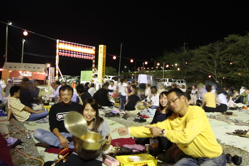 河川敷で秋の夜風を受けながら気の合う仲間と味わういもたきは、ついつい箸が進んでしまうほどの美味。