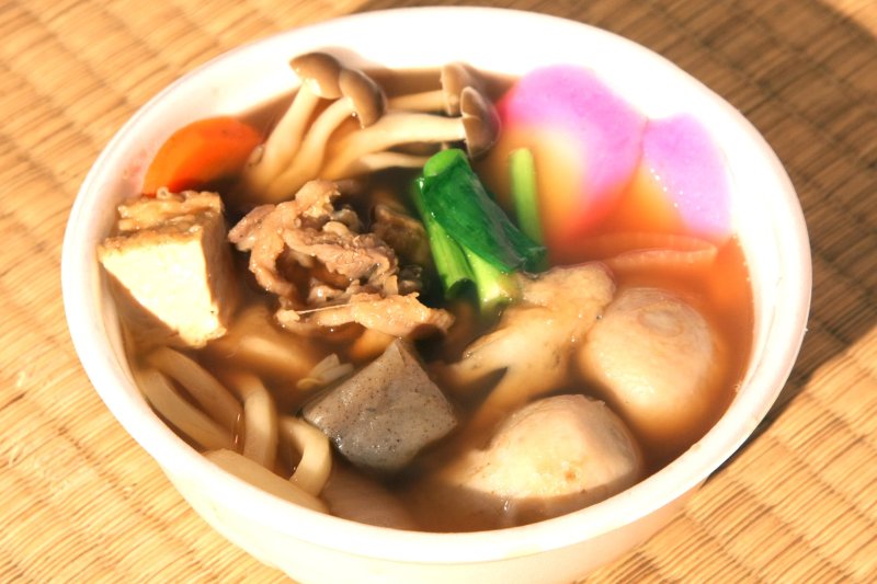里芋や鶏肉を始め13種類の具材が入ったいもたきは、おいしく食べてもらうために地元の婦人部が真心込めて準備している。