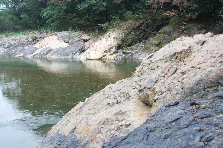 地殻変動の影響を受け、和泉砂岩層が石墨片岩に突き上げられた湯谷口衝上断層。