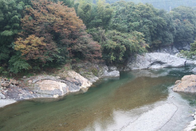 渓流沿いに突き上げられた断層を見ることができる中山川渓谷。