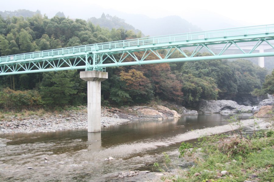 中山川渓谷に架けられた衝上断層橋からは、渓谷美と珍しい衝上断層を見渡すことができる。