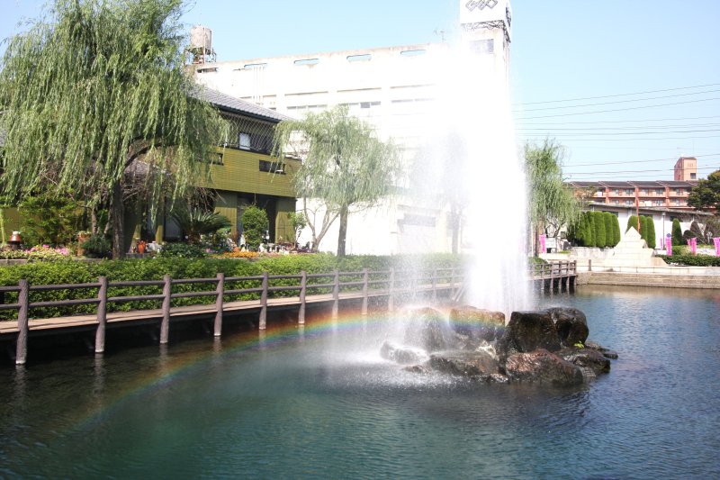 潤沢な湧水を利用した噴水が至る所で見られ、水流の周りには遊歩道が設けられている。