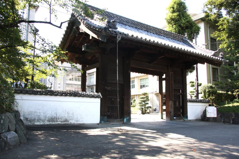 旧西条藩の陣屋跡に残る大手門。陣屋跡には西条高校が建てられ、大手門は正門の役割を果たしている。
