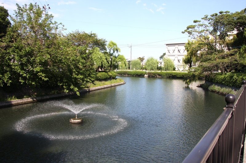 陣屋の四方は水堀で囲まれており、現在も名残を残している。周辺には花木が植えられ、四季折々の風景が楽しめる。
