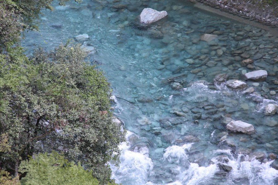 淵付近には透き通った紺碧の水が流れており、周囲の山肌が見せる四季折々の表情とともに楽しめる。