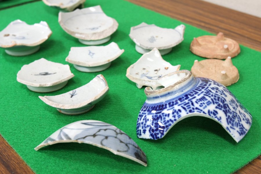 実際に出土品を触れるコーナーもあり、地域の歴史を学ぶのに最適。
